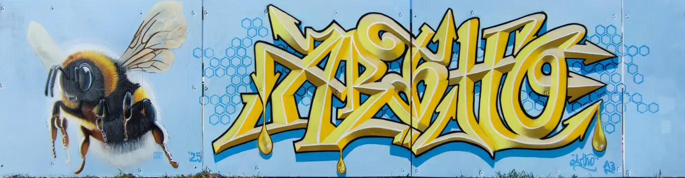 Artho Graffiti-Schriftzug mit tropfendem Honig, Biene und Wabenstruktur